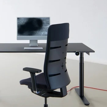 Ergonomischer Eliot Bürostuhl an einem Schreibtisch