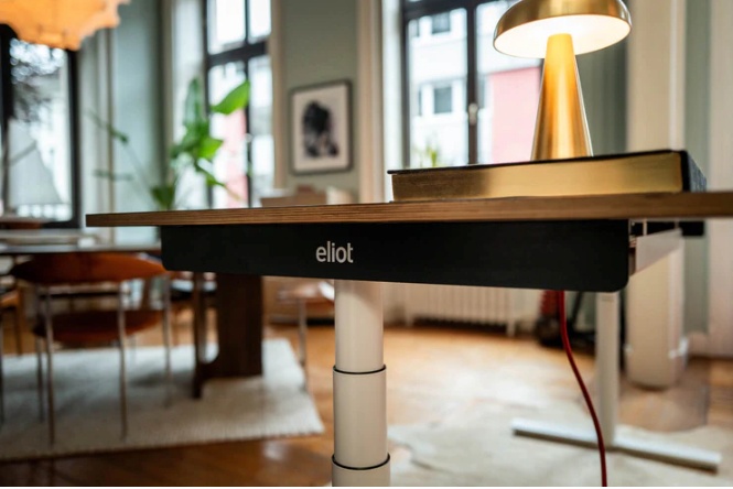 Eliot Schreibtisch mit Holzplatte und Leuchte in einem lichtdurchfluteten Arbeitszimmer