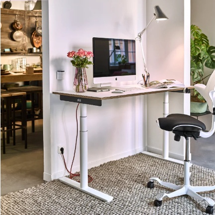 Eliot Original höhenverstellbarer Schreibtisch in einem echten Arbeitszimmer