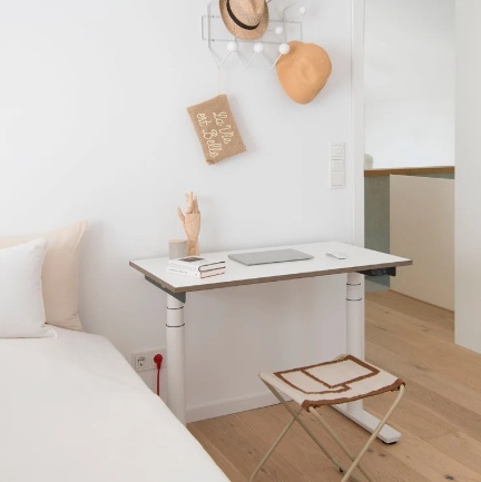 Eliot Tiny höhenverstellbarer Schreibtisch in einem echten Arbeitszimmer